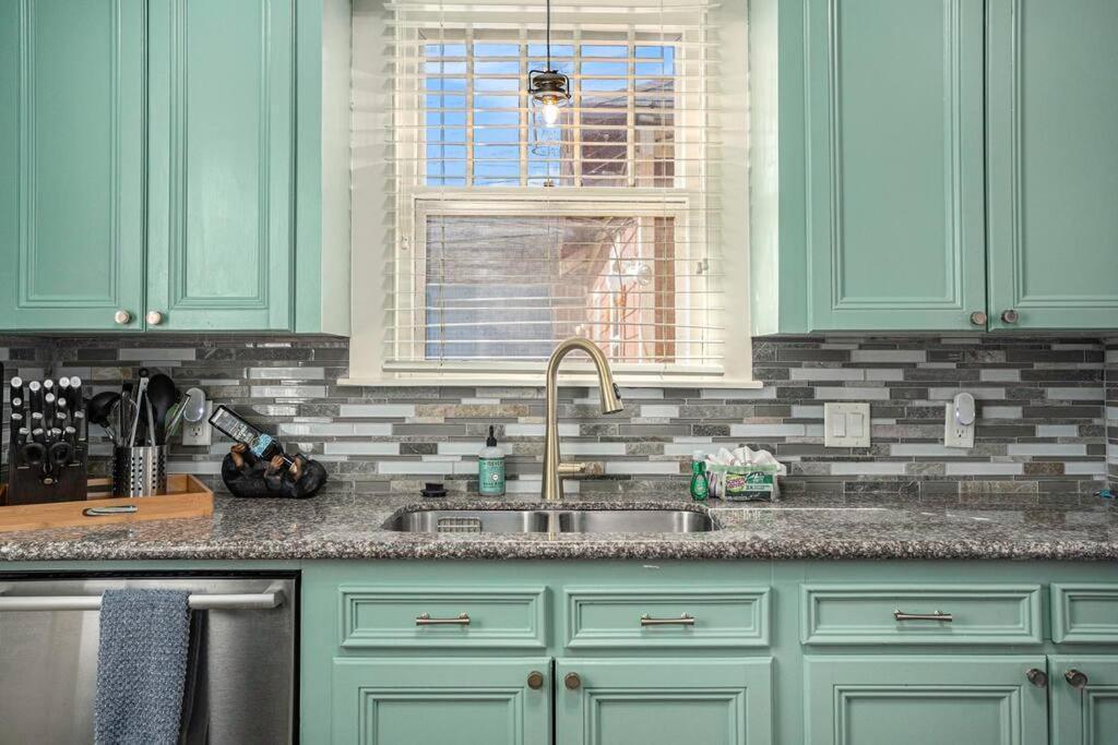 Beachy Bungalow! 2Bd, King Bed Galveston Exterior foto